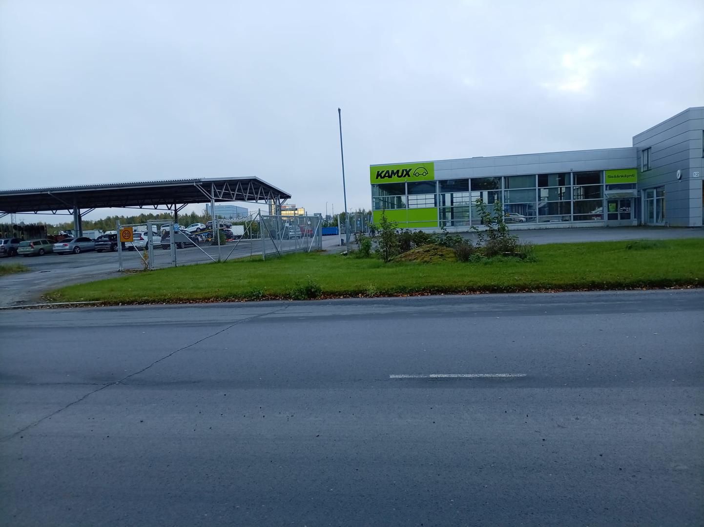Läpiajettava raskaankaluston huoltohalli Lakalaivassa