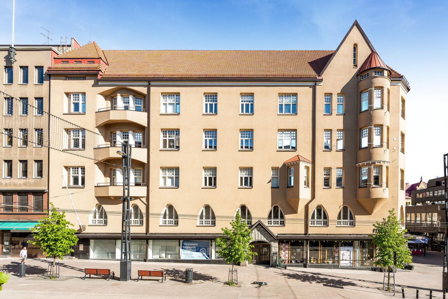 Tampereen keskustassa sijaitseva Hämeenkatu 22 tarjoaa näyttävät toimisto- tai liiketilat upeassa arvotalossa