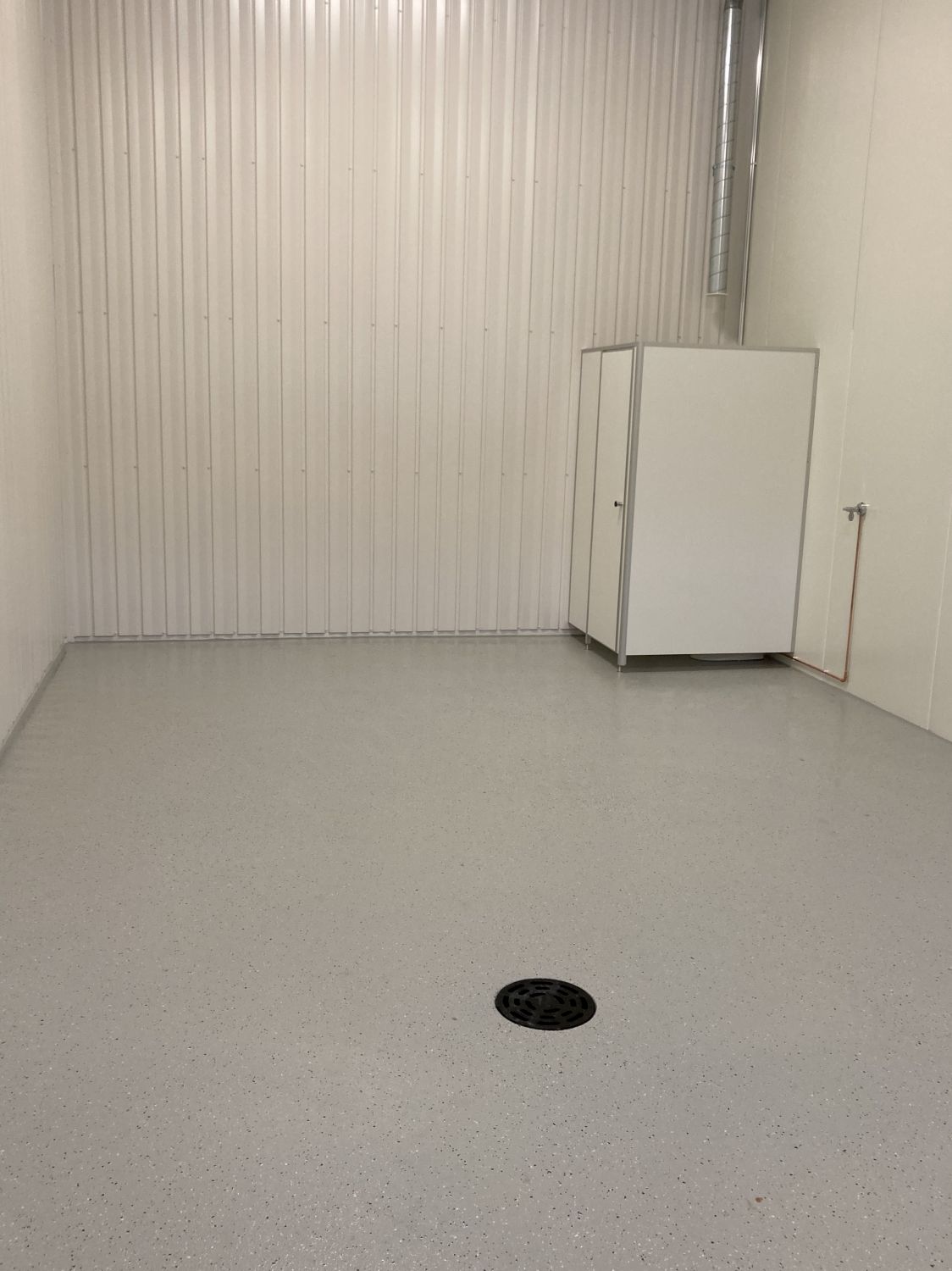 Suositulta Appiukon Talliosakkeelta monikäyttöinen varasto, autotalli, harraste-, toimitila 21. Tilassa jo valmiina wc....