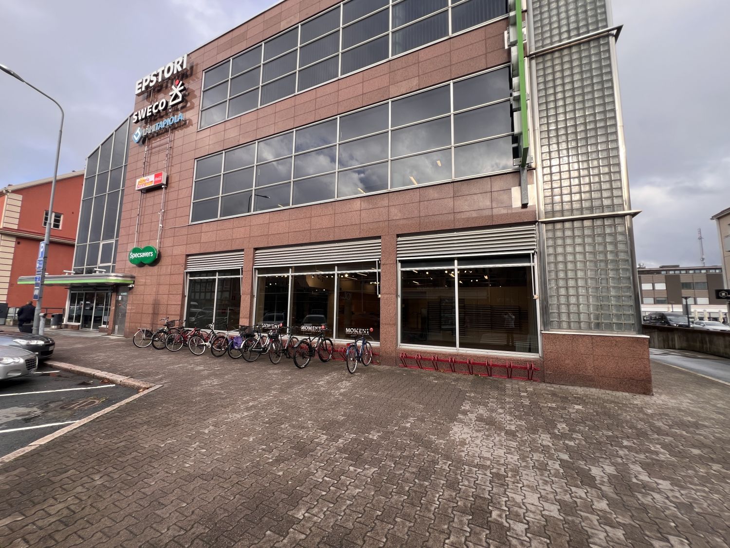 Näyteikkunat Kauppakadulta (sävytetyt)