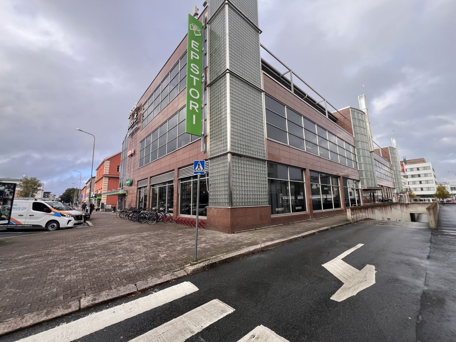 Näyteikkunat Kauppakadulta ja Maamiehenkadulta