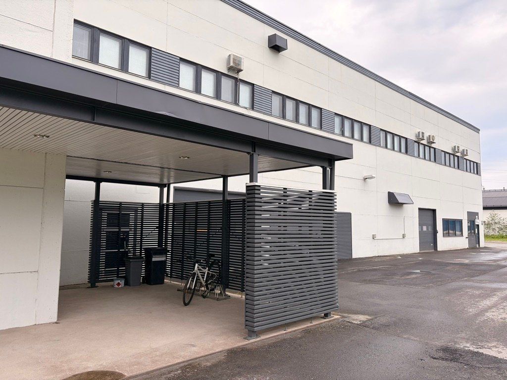 Vuokrattavana hallitila isolla nosto-ovella Limingantullissa!

Lämpimän hallitilan yhteydessä on lisäksi n. 70 m2 toimis...