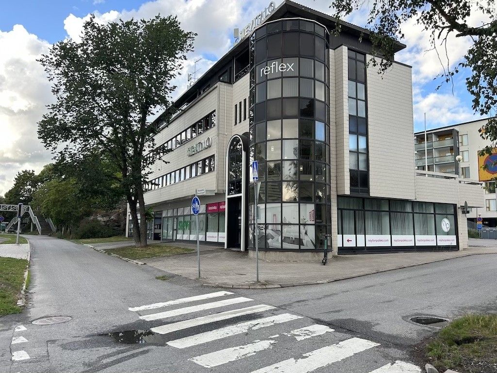 Katutason liiketila hyvien liikenneyhteyksien varrella Satakunnantien alkupäässä lähellä Turun keskustaa. Tilan näyteikk...