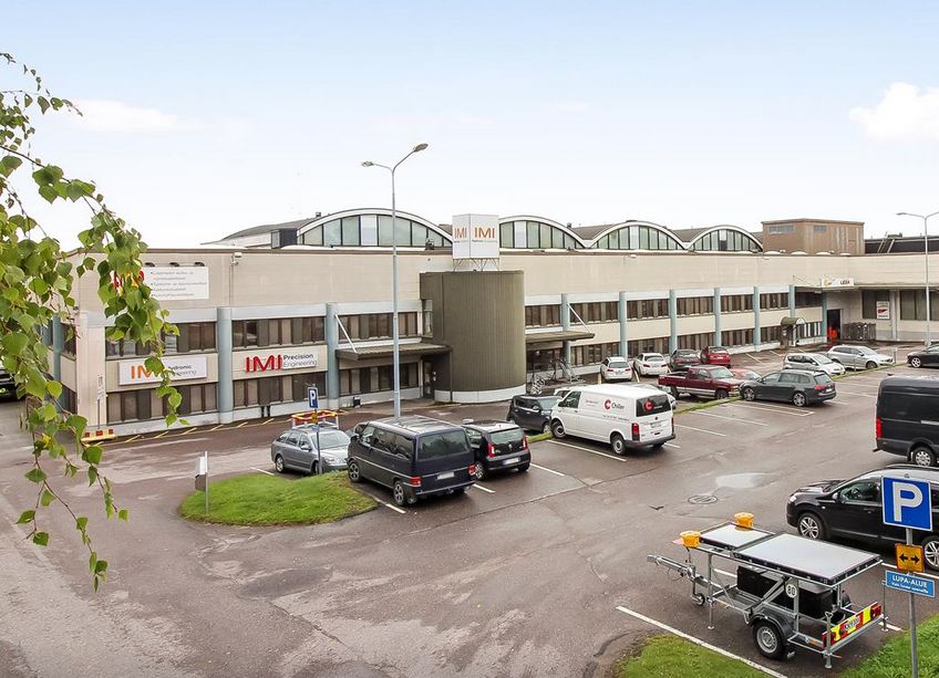 Vuokrattavana 5-6 m korkea  selkeä varastotila ( 1330 m2), nosto-ovi; maantaso lastausmahdollisuus pakettiautoille. Piha...