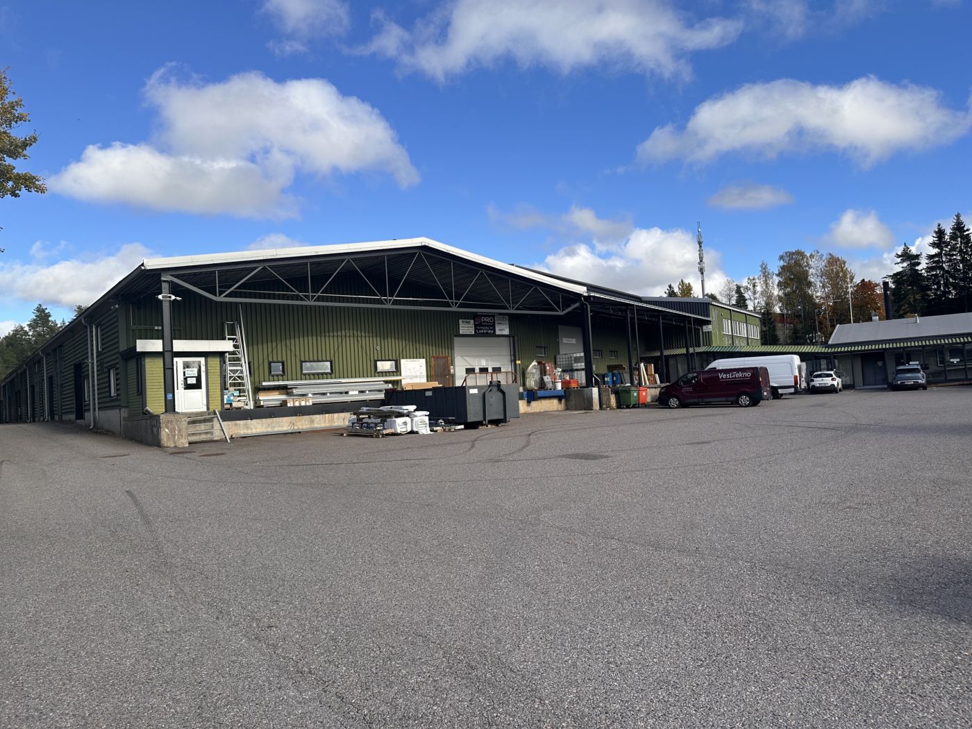 Tarjolla 302 m2 kaksikerroksinen toimistokokonaisuus, Rajavoudinkuja 5, Vantaa!

Vuokrataan 302 m2 kaksikerroksinen toim...