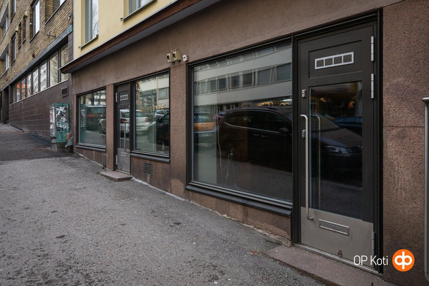Myytävänä monikäyttöinen liiketila erinomaisella sijainnilla Helsingin Kalliossa, osoitteessa Porthaninkatu 5. Katutasos...