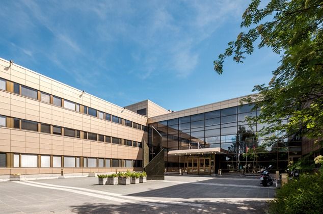 Näissä siisteissä tiloissa työpäivä kulkee sujuvasti. Viihtyisät, joustavat tilat tarjoavat mahdollisuuksia monenlaiseen työskentelyyn. Toimistohuoneistoon kuuluvat monet taukotilat keittiöineen sekä omat wc-tilat ja varastohuone sujuvoittavat päivän kulkua.Vuonna 1992 rakennettu, näyttävä Malmink...