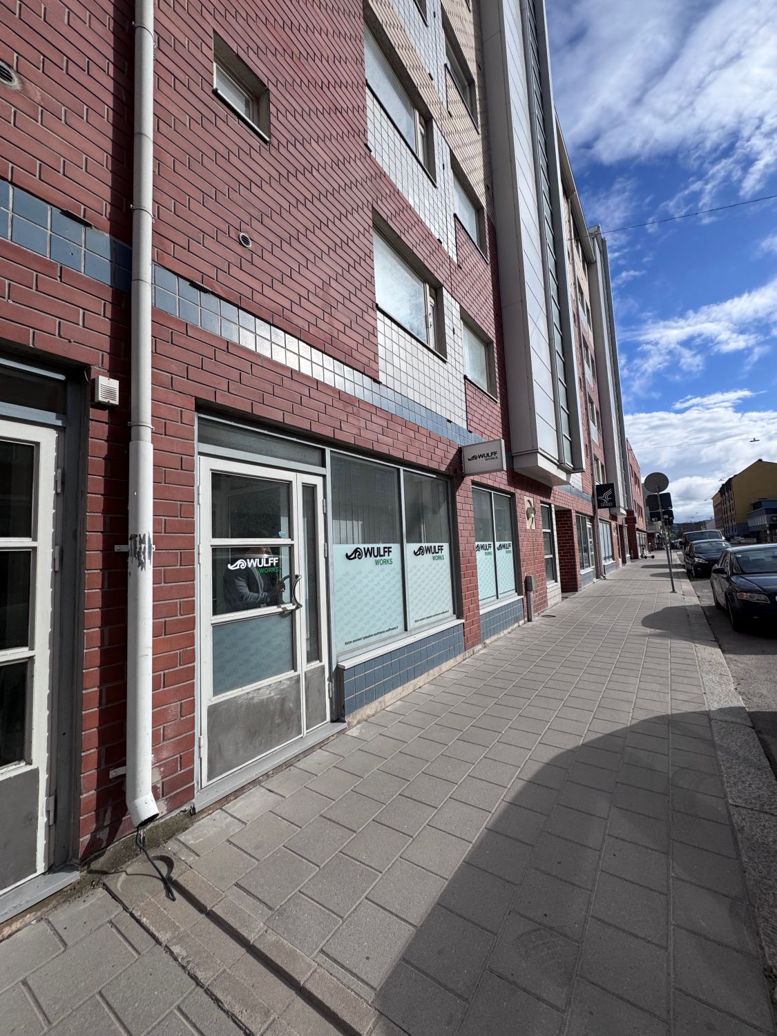 Vuokrataan 102m² liike-/toimistotila vilkkaalta Läntiseltä Pitkäkadulta. Tila koostuu kahdesta isommasta avotilasta sekä...