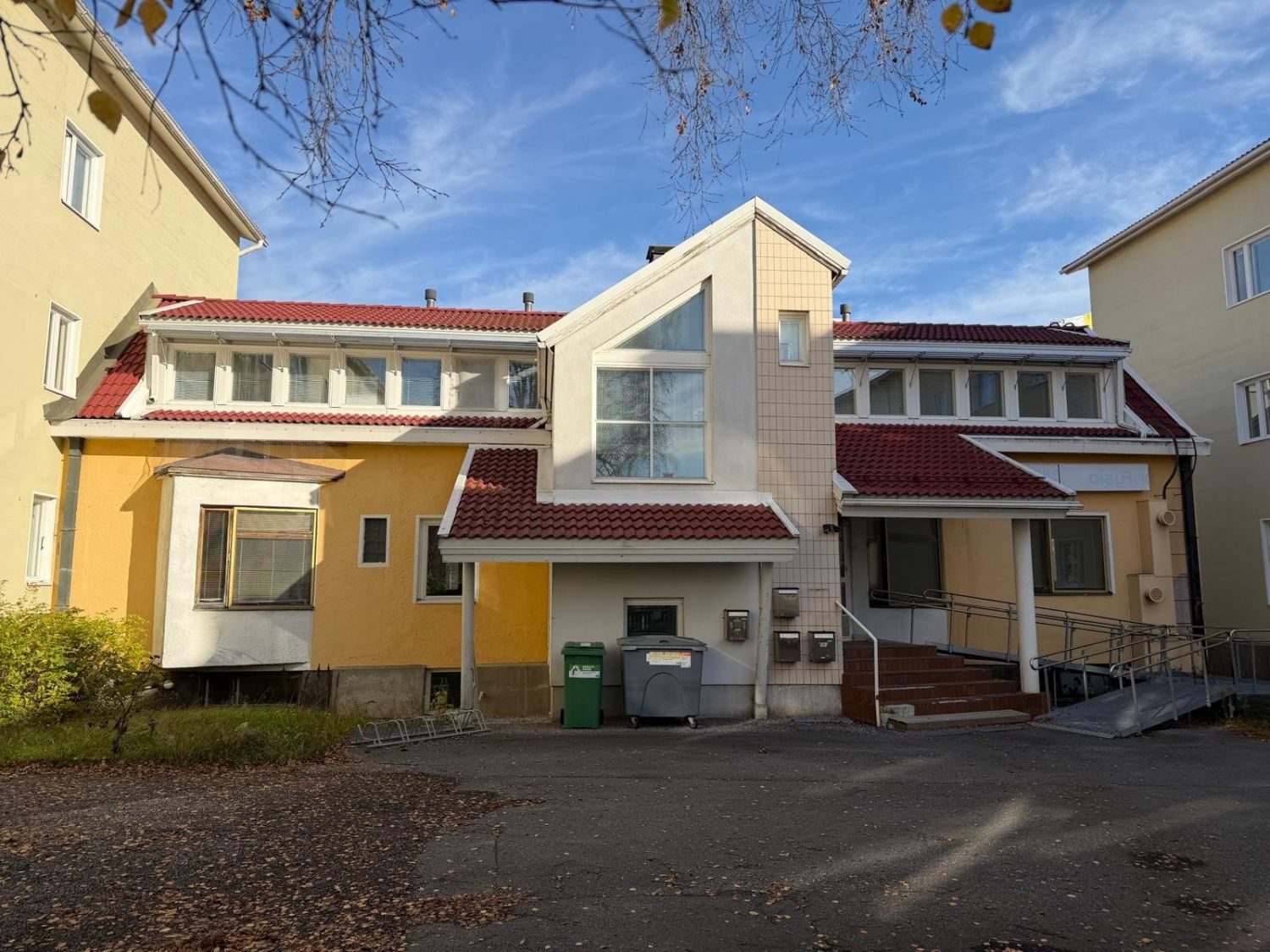 Aivan Oulun ytimessä, tuomiokirkon viereisessä korttelissa, on vuokrattavana suuren omakotitalon katutason kerros. Tälla...