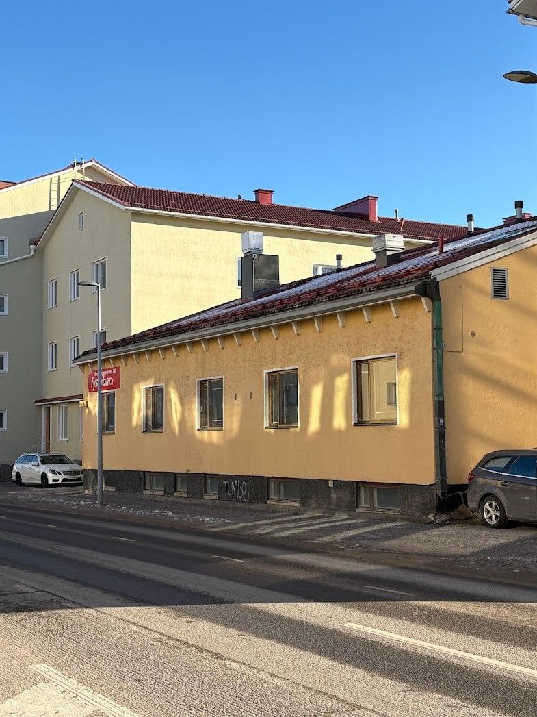Vuokrattavana suuren omakotitalon monikäyttöinen pohjakerros aivan Oulun ytimen tuntumasta. Tuomiokirkko sijaitsee viere...