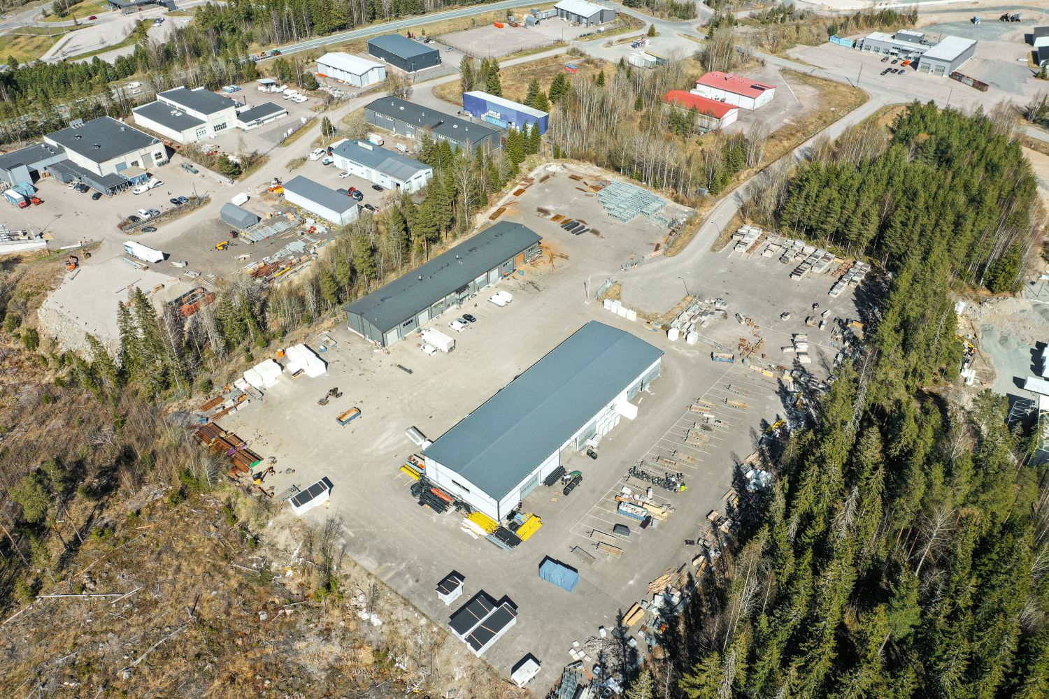 Myynnissä monipuolinen, lähes 2,3 hehtaarin toimitilakokonaisuus Mäntsälässä. Kokonaisuuteen kuuluu lämmin halli- ja toi...