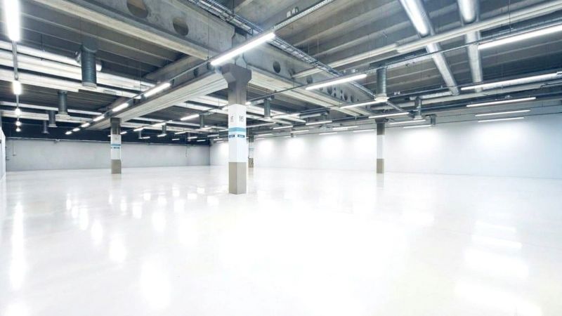 Vuokrataan katutason 4m korkea n.3924m2 liike-/varastotila Vantaanportin Retail Parkista. Tilassa löytyy myymälä, toimis...