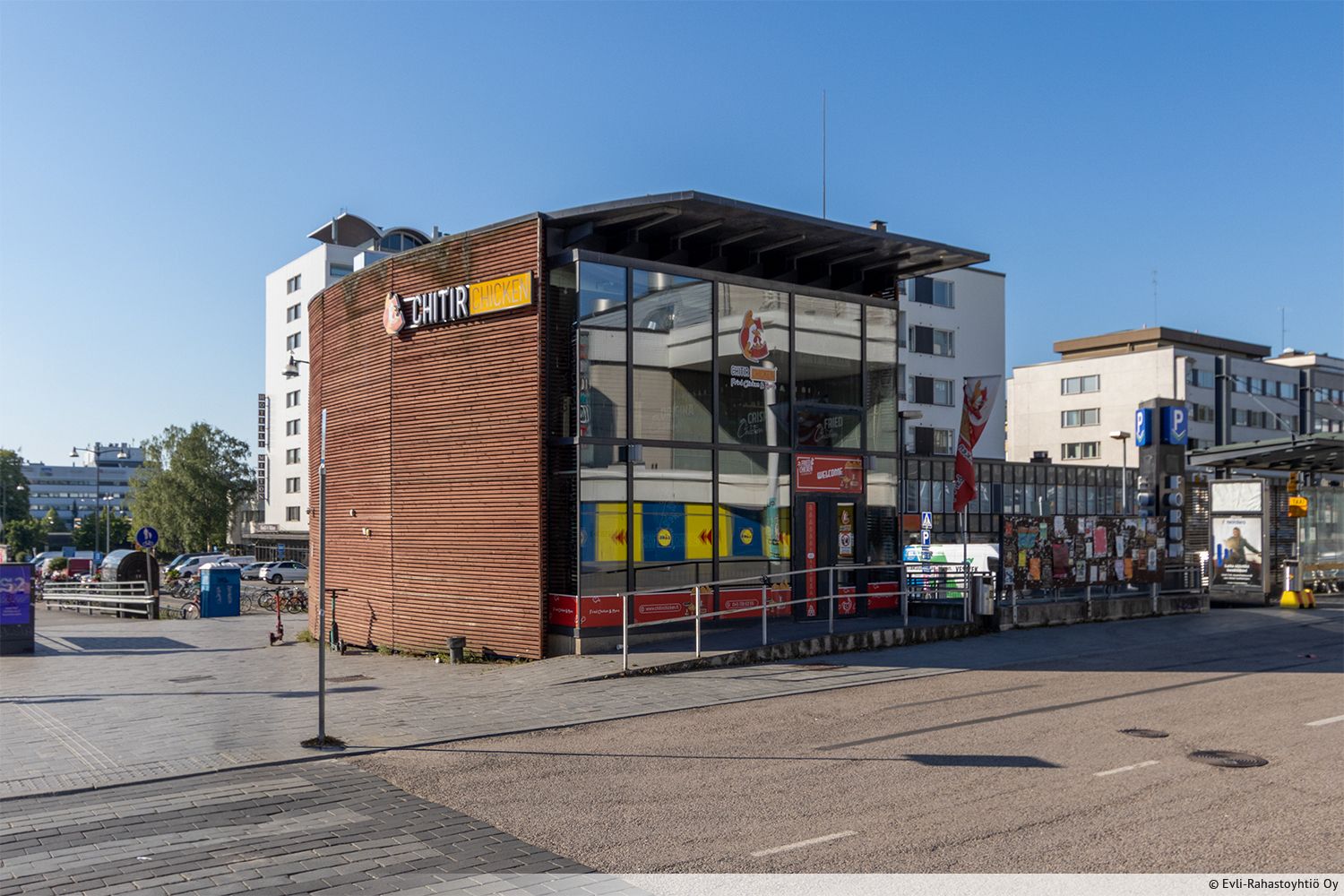 Vuokrattavana ravintolaksi soveltuva näyttävä liiketila Jyväskylän ydinkeskustassa. Asemakatu 3 on erottuva ja paikallisesti tunnettu maamerkki ihmisvirtojen ja liikenneyhteyksien solmukohdassa, uudeksi kauppatoriksi remontoitavan Asema-aukion laidalla ja aivan Matkakeskuksen tuntumassa.      Tämän ...