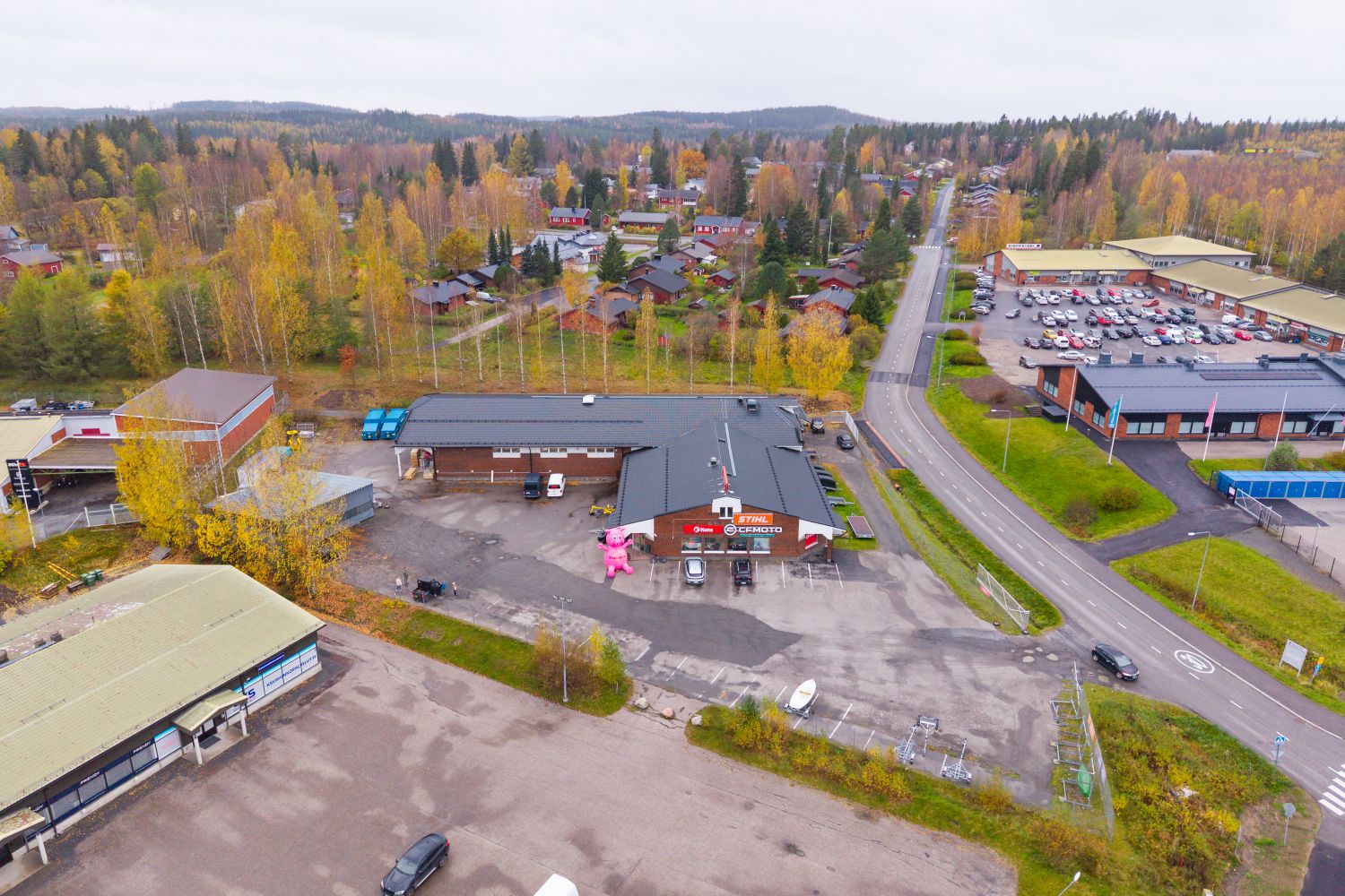 Tunnettu ja näkyvä kauppapaikka vapautuu Jyväskylän Kirrissä - jatka menestyksekästä kauppaa huippupaikalla! Vuosien varrella tiloissa ovat toimineet mm. Halpahalli Kalpio, Taloustalo ja viimeisimpänä Kone Kärkkäinen. Kone Kärkkäiselle tuli mahdollisuus yhdistää toiminnot päämyymälän kanssa samoih...