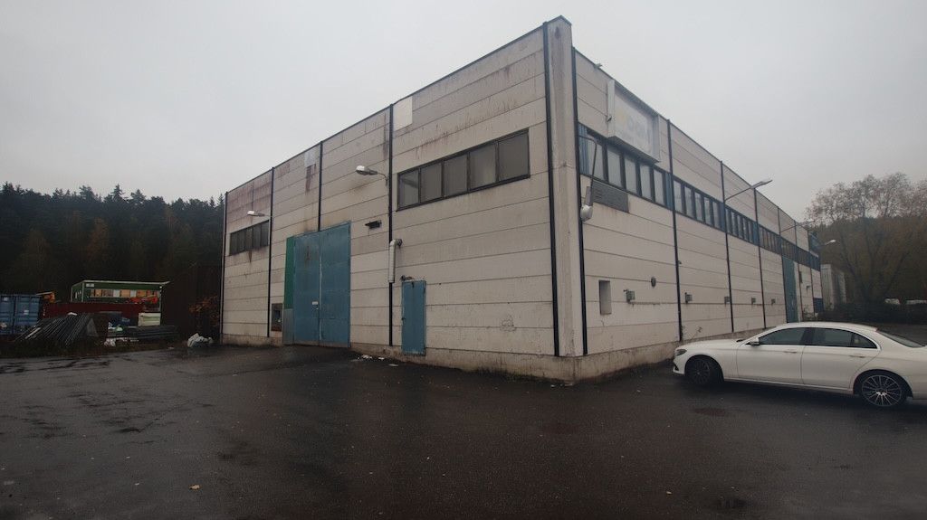 Vuokrattavana noin 1 000 m2 konepajateollisuusteen soveltuva kiinteistö, osoitteessa Autokatu 3, Turku.Tuotantotilojen osuus on noin 875m2 sisältäen työntekijöiden sosiaalitiloja sekä tekniset tilat. Hallitilan lattia paalutettu ja valettu uudestaan vuonna 2016.Rakennuksen 2. kerroksessa on siis...