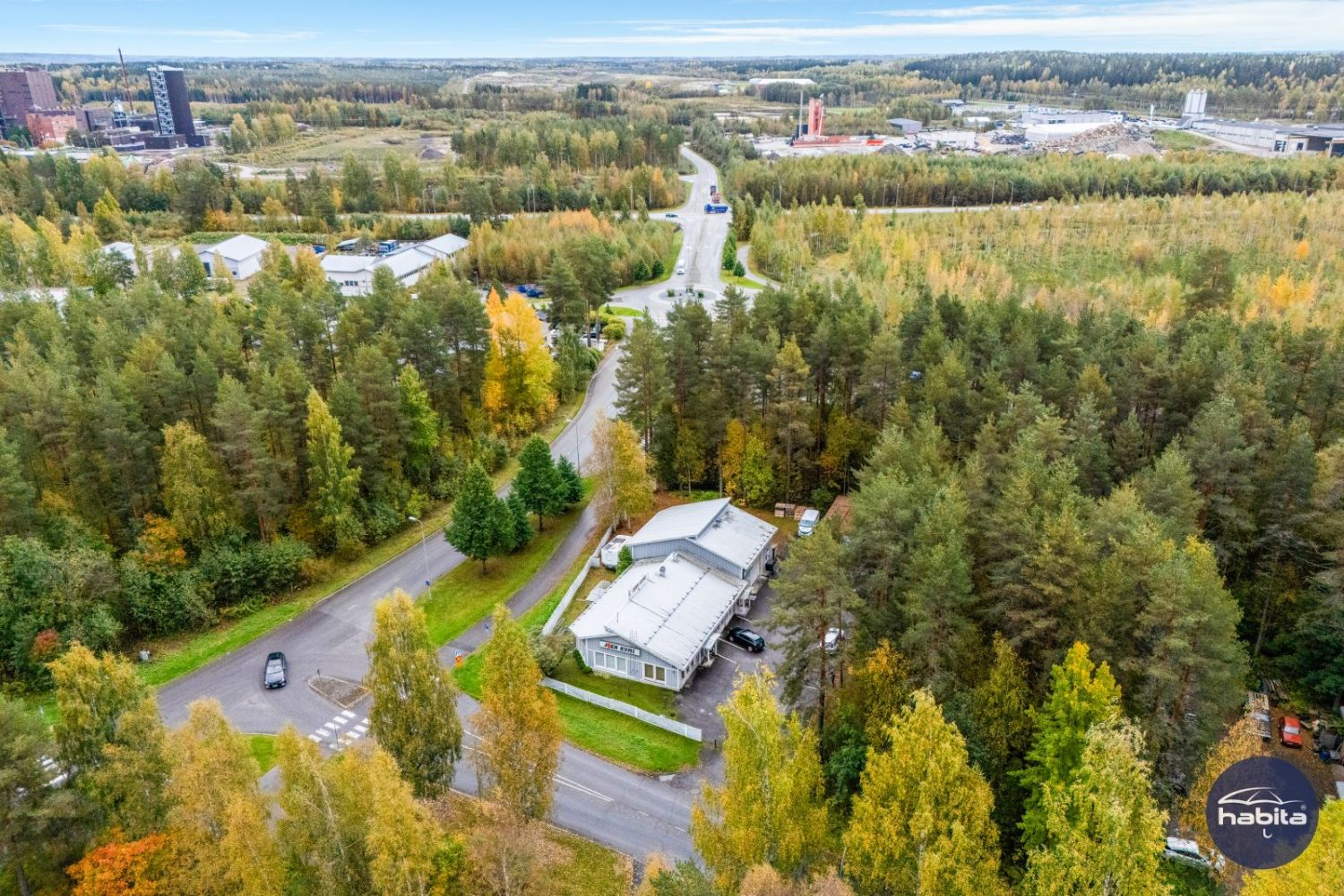 Liike- ja hallitila asunnolla
