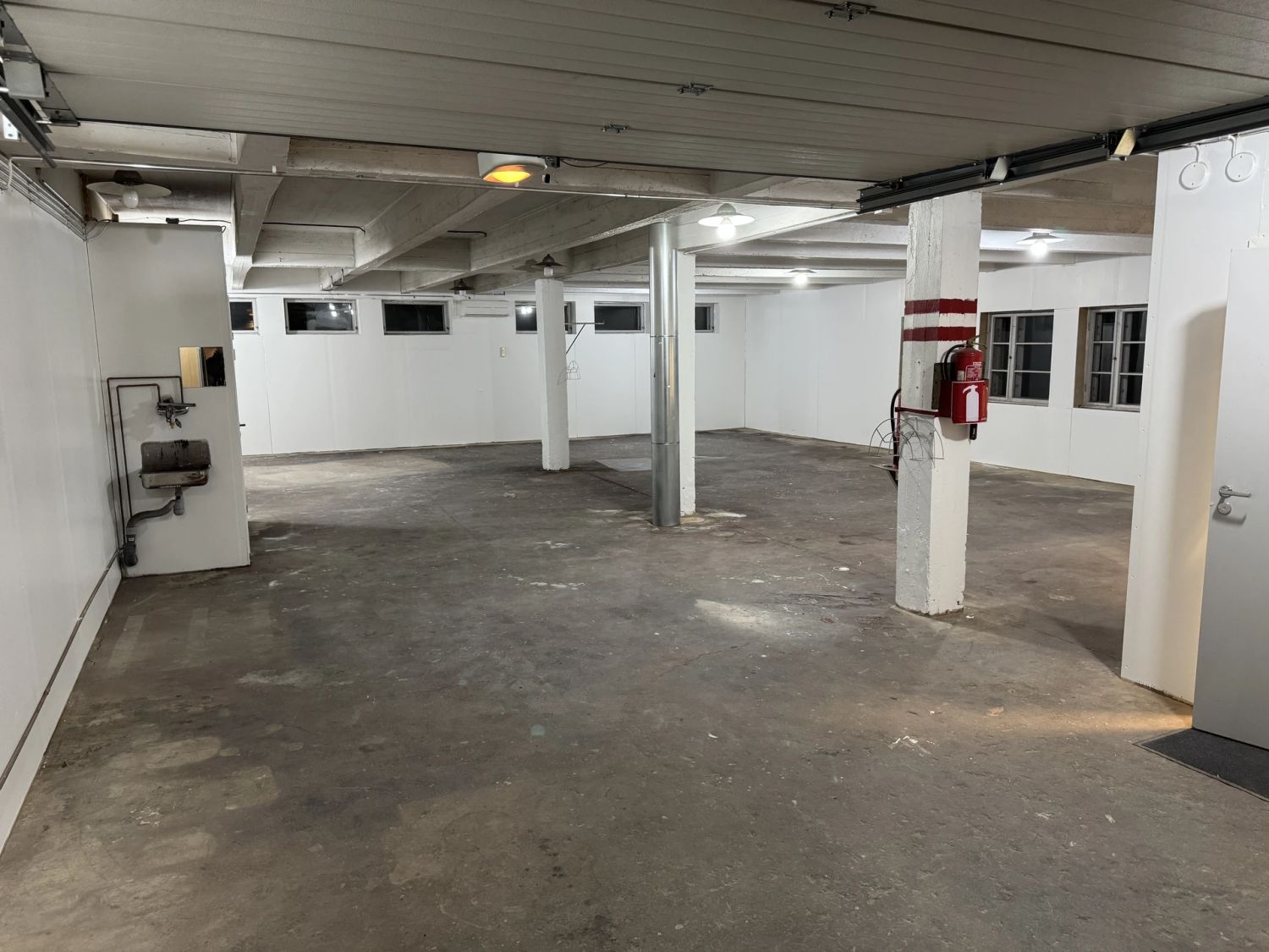Vuokrattavana monikäyttöinen noin 150 m² tila (noin 10m x15m). Sopii moneen käyttöön: harrastetilaksi, varastoksi, talvisäilytykseen tai esimerkiksi pienimuotoiseen työskentelyyn.