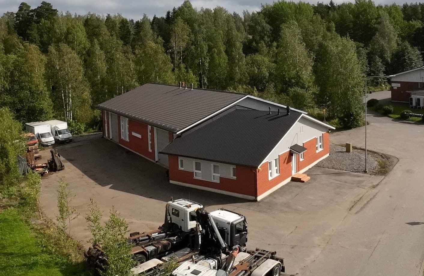 Vuokrataan / myydään halli- ja toimistotilaa hyvien liikenne yhteyksien varrelta Pirkkalasta.
Vuokrataan mielellään koko...