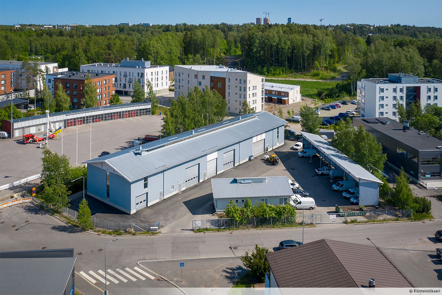Tämä toimitila koostuu autolla sisään ajettavasta 99 m² suuruisesta varasto-osasta (nosto-ovi 5x5 m) ja sen perällä olevasta 32 m² suuruisesta parvesta. Alkuosan vapaa korkeus on n. 8 m. Tilassa on hiekan ja öljyn erotuskaivo, minikeittiö ja wc. Tila ei sovellu autokorjaamoksi tai autopesulaksi. Ota...