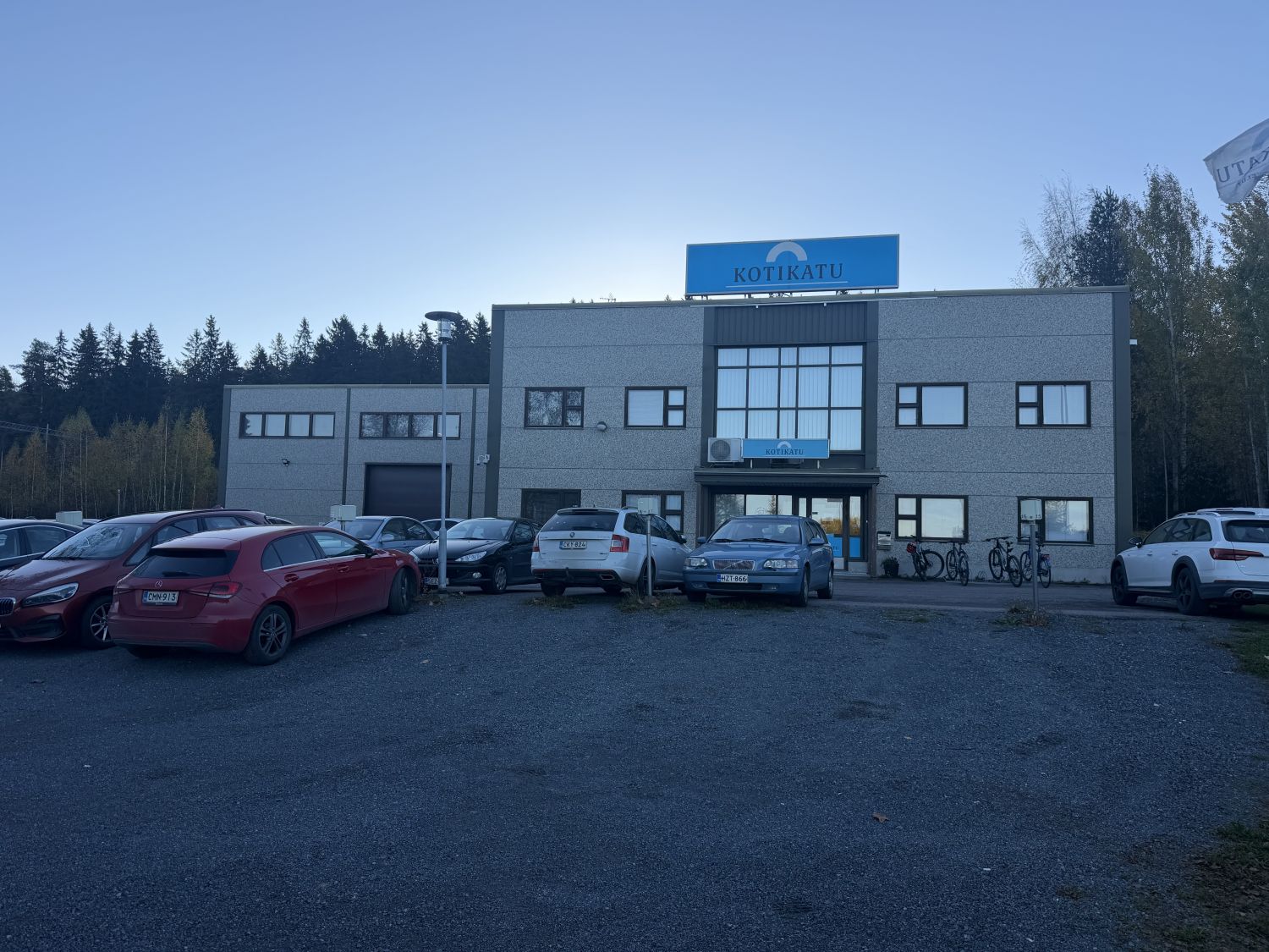 VUOKRATAAN – 1 300 m² TOIMISTO- JA VARASTOTILAASarankulmankatu 25, TampereVuokrattavana monipuolinen ja hyvin varusteltu 1 300 m² toimitilakokonaisuus Tampereen Sarankulmassa.Kokonaisuus muodostuu noin 800 m² varasto-/hallitilasta sekä noin 500 m² toimistotiloista kahdessa kerroksessa. Kohde s...