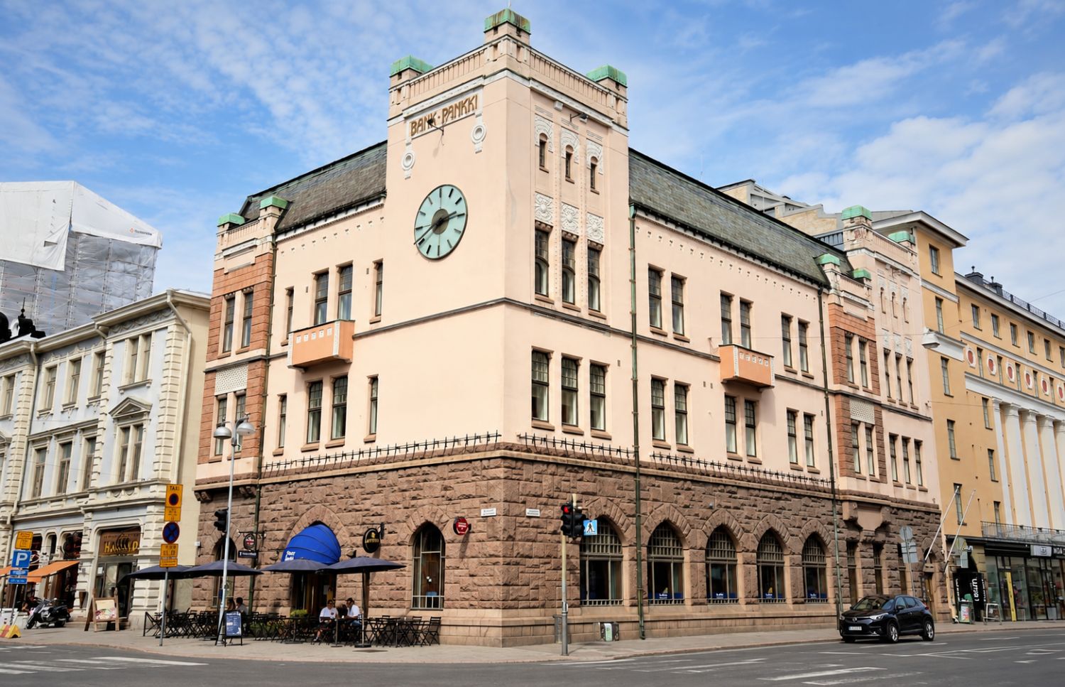 Etsitkö yrityksellesi uutta toimistoa keskeiseltä paikalta? Turun keskustassa, Kiinteistö Oy Turun Aurakatu 3:n, vanhassa ”Old Bankin” rakennuksessa, on vuokrattavana noin 313 m² toimistotila kolmannessa kerroksessa.