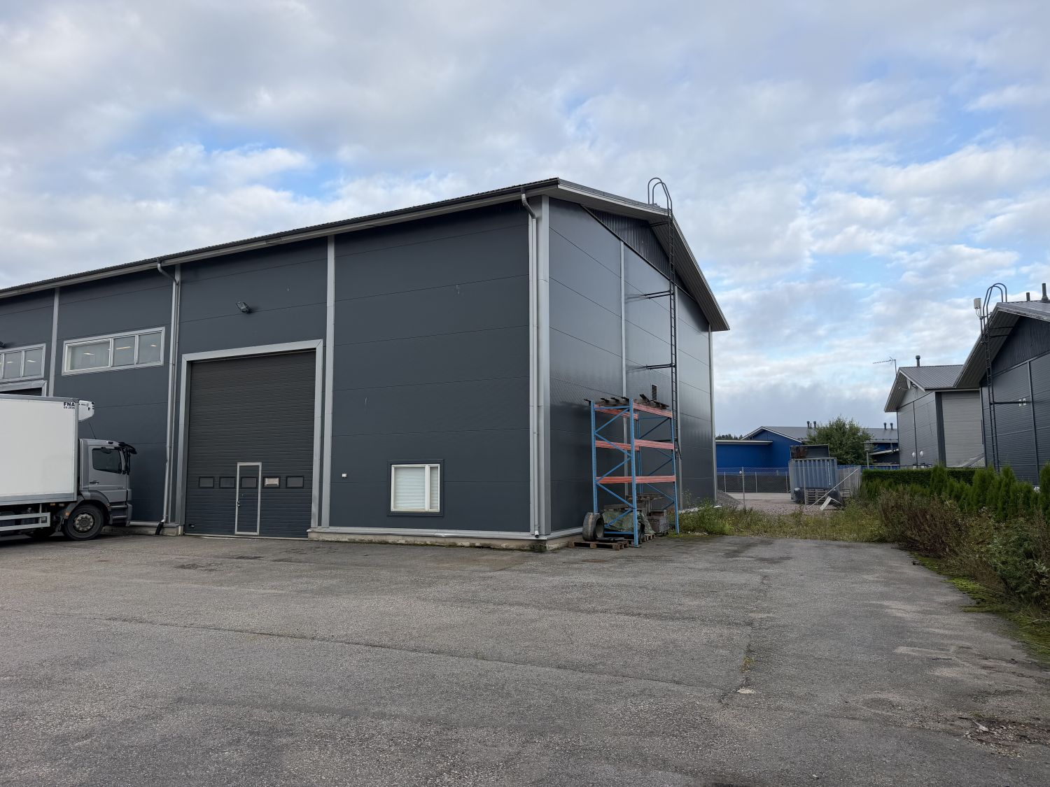 Korkea (7.4 metriä) tuotanto- / varastotila reilulla omalla piha-alueella (330m2) maalammöllä lämmitetystä hallista. Vuo...