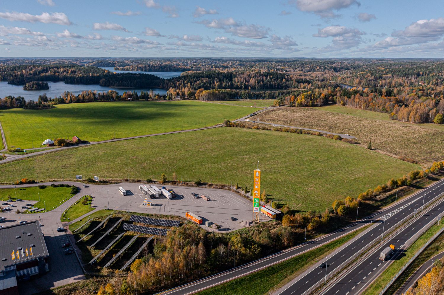 ERINOMAINEN yritys- ja liiketoimintapaikka näkyvällä sijainnilla. Helsinki-Turku moottoritien kupeessa, Karnaisten yrity...