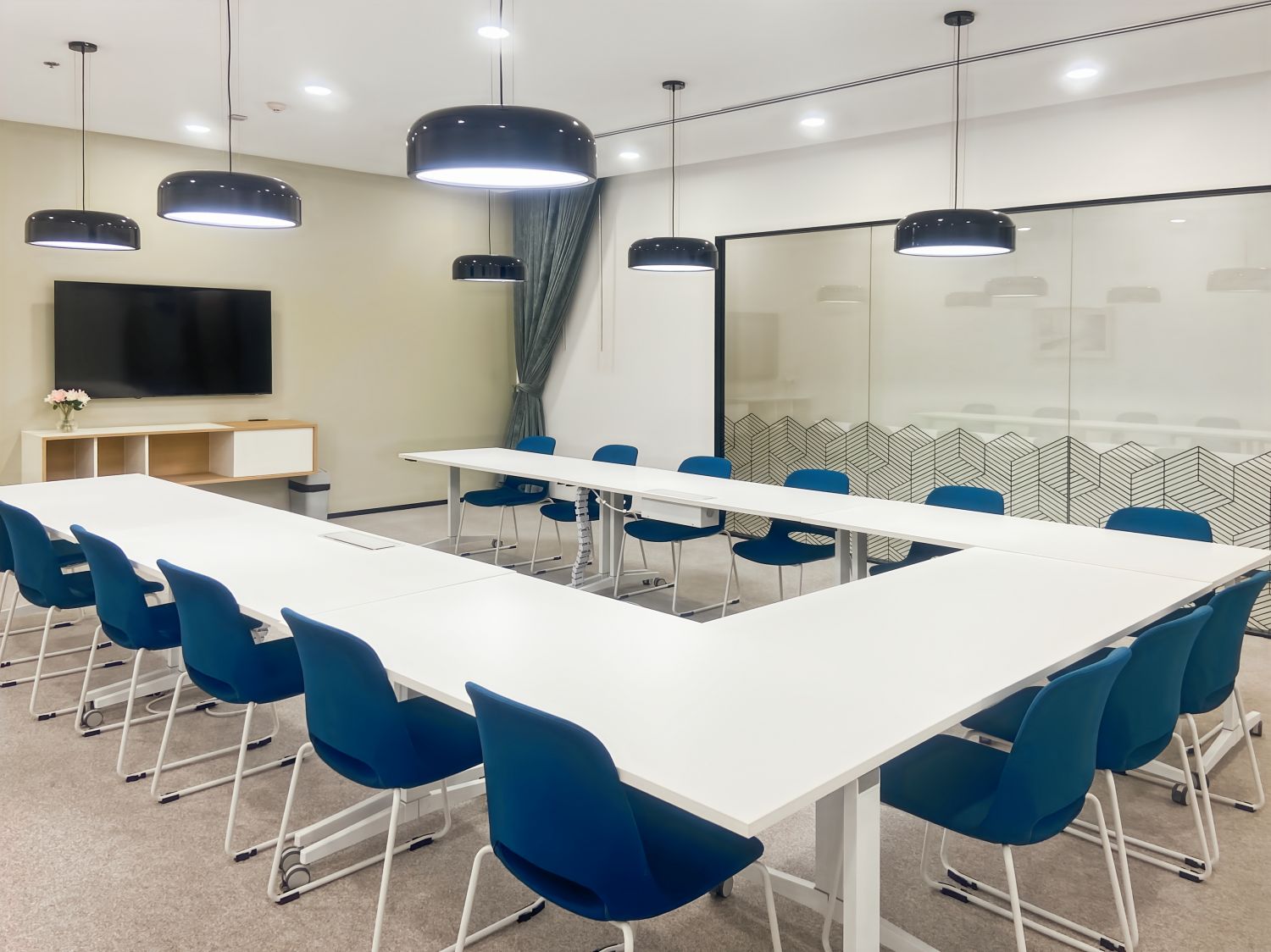 Designpainotteinen yksityinen toimisto 30 henkilölle Spaces Tripla