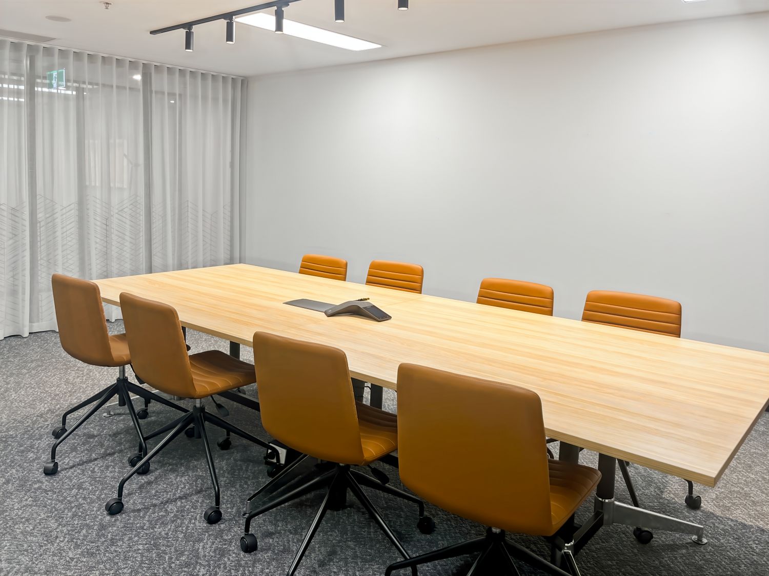 Designpainotteinen yksityinen toimisto 20 henkilölle Spaces Hallituskatu