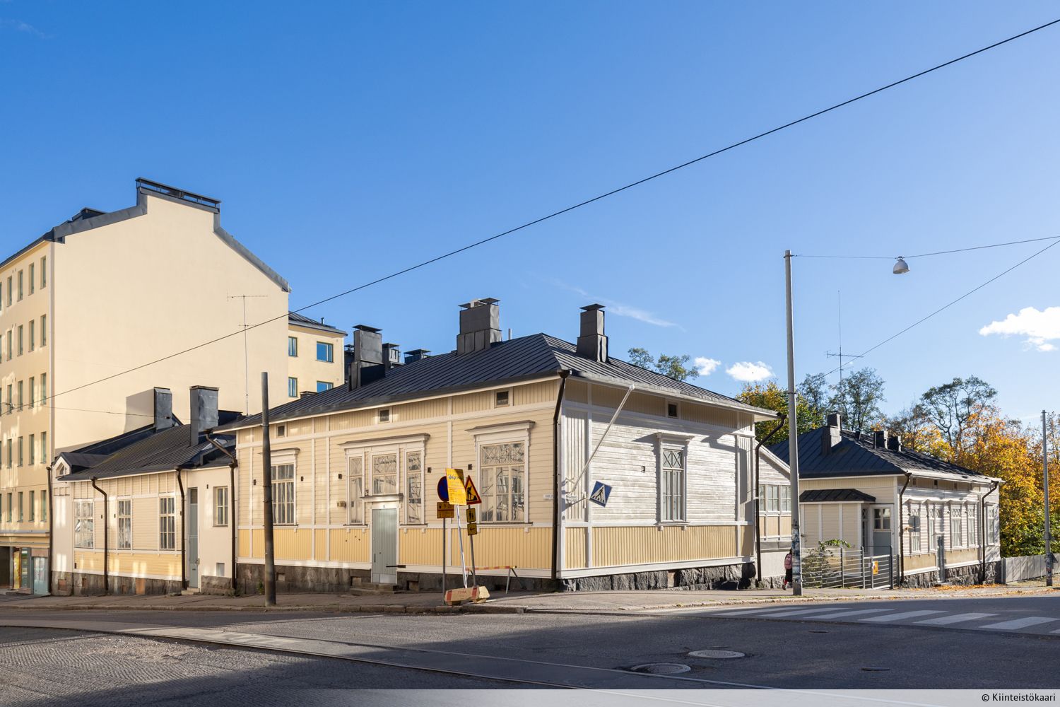 Uniikki, vuonna 1898 valmistunut kaksikerroksinen puurakennus, jonka julkisivut on juuri remontoitu. Ylempää kerrokseen on sisäänkäynti suoraan kadulta. Pohjakerroksesta on käynti kiinteistön isolle aidatulle sisäpihalle. Korkeat huoneet, joissa on isot ikkunat. Tiloihin kuuluu hyvin varustettu tila...