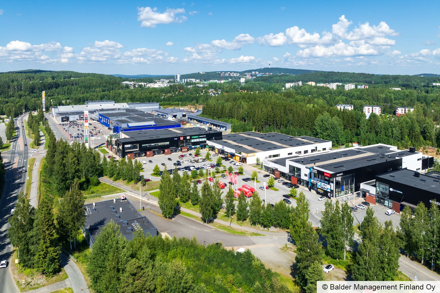 Vuokrataan moderni liiketila retail parkin katutasossa. Tila soveltuu erinomaisesti isoa liiketilaa tarvitsevalle yritykselle. Tilassa lasinen julkisivu, iso varasto ja lastauslaituri. Ota yhteyttä ja kysy lisää!  Tilan ominaisuudet lastauslaituri