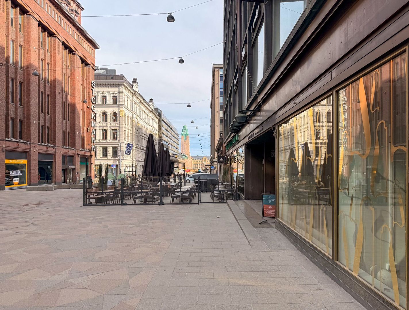 Moderni liiketila huippusijainnilla, Helsingin ydinkeskustassa Keskuskadulla. Tilan suuret ikkunat Keskuskadulle päin lu...