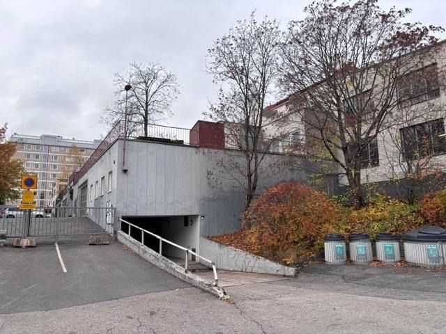 käynti autohalliin