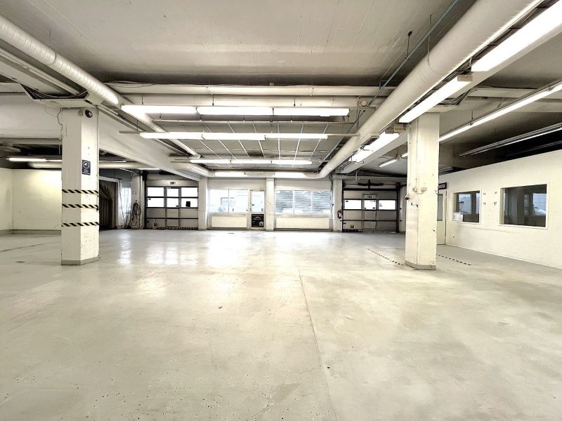 Vuokrataan 4m korkea 1. kerroksen varasto-/tuotantotila. Tilassa on 2 nosto-ovia sekä sosiaalitilat. Kiinteistössä löyty...
