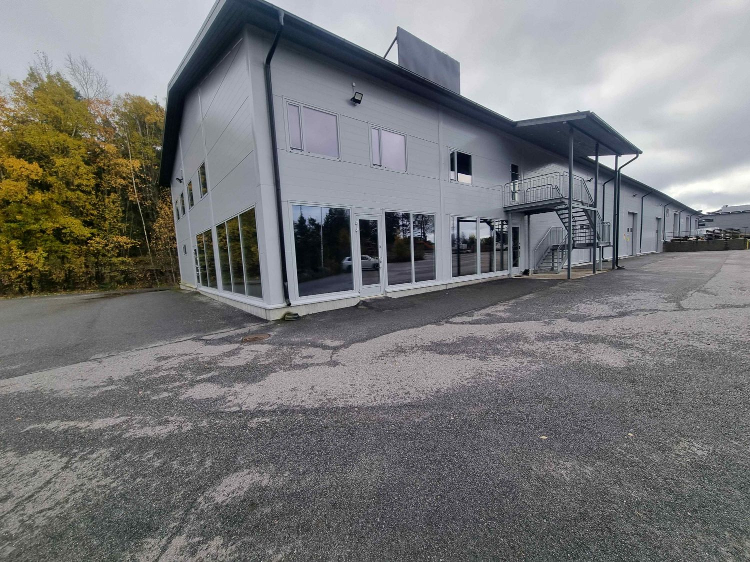 Siisti 630 m2  myymälä/toimisto/hallitila Naantalissa