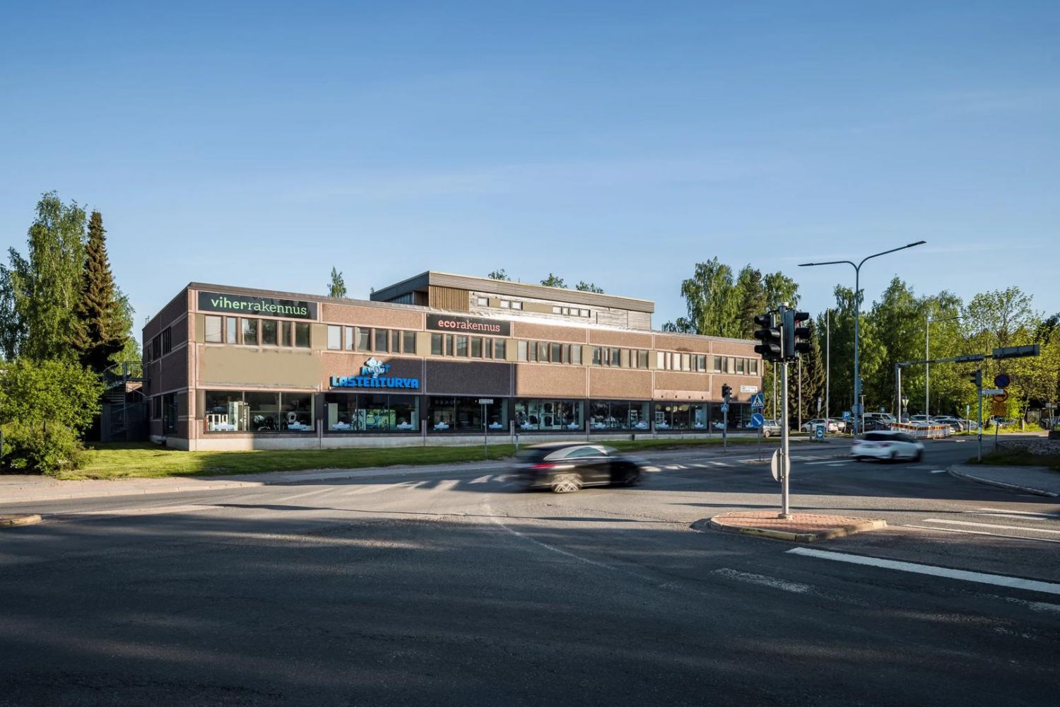 Varasto- ja toimistotilaa lastauslaiturin yhteydessä Variston yritysalueella