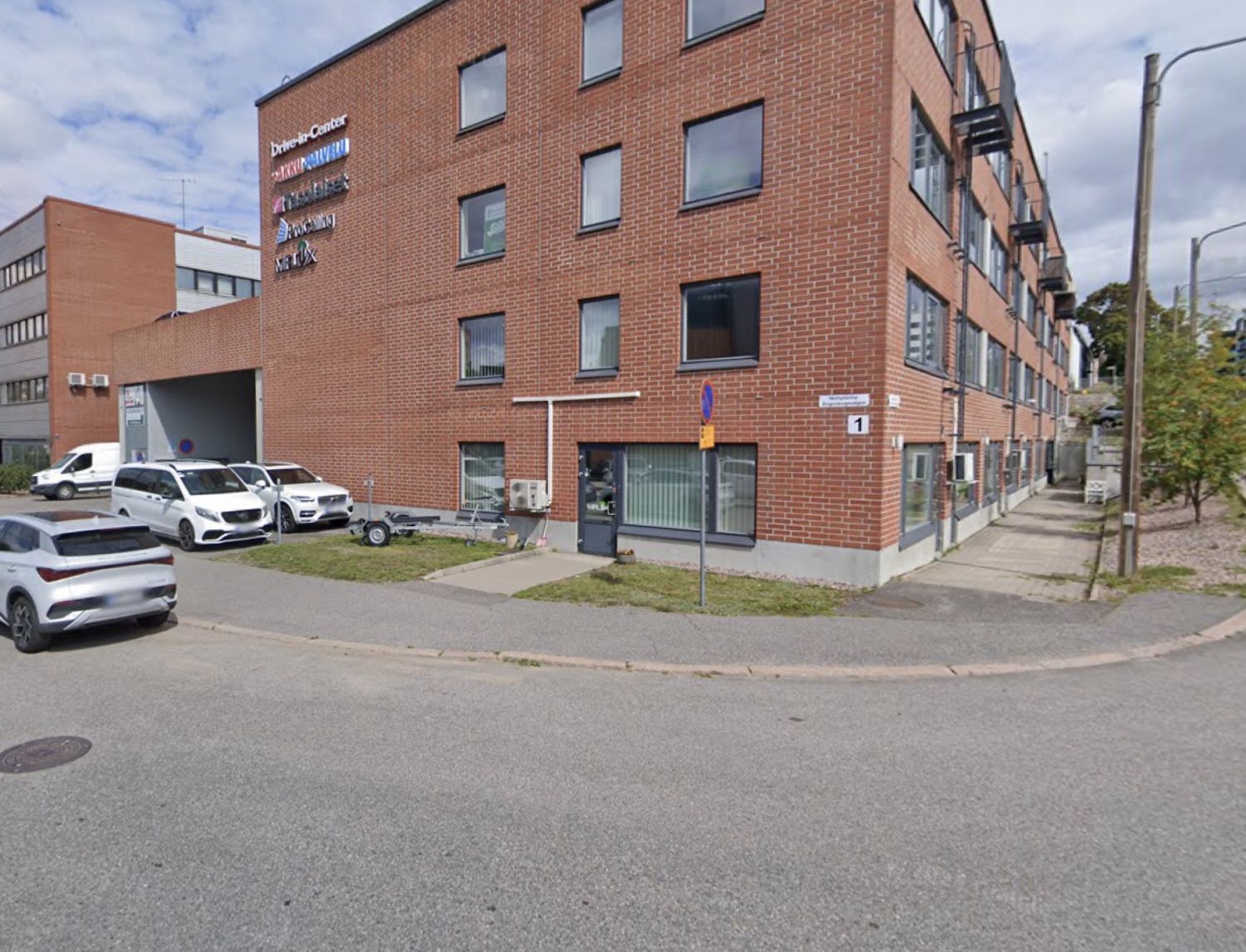 Hyvällä sijainnilla katutason läpitalon huoneisto. Kadunpuolelta ikkunallinen käyntiovi ja sisäpihalta iso tuplaovi, myö...