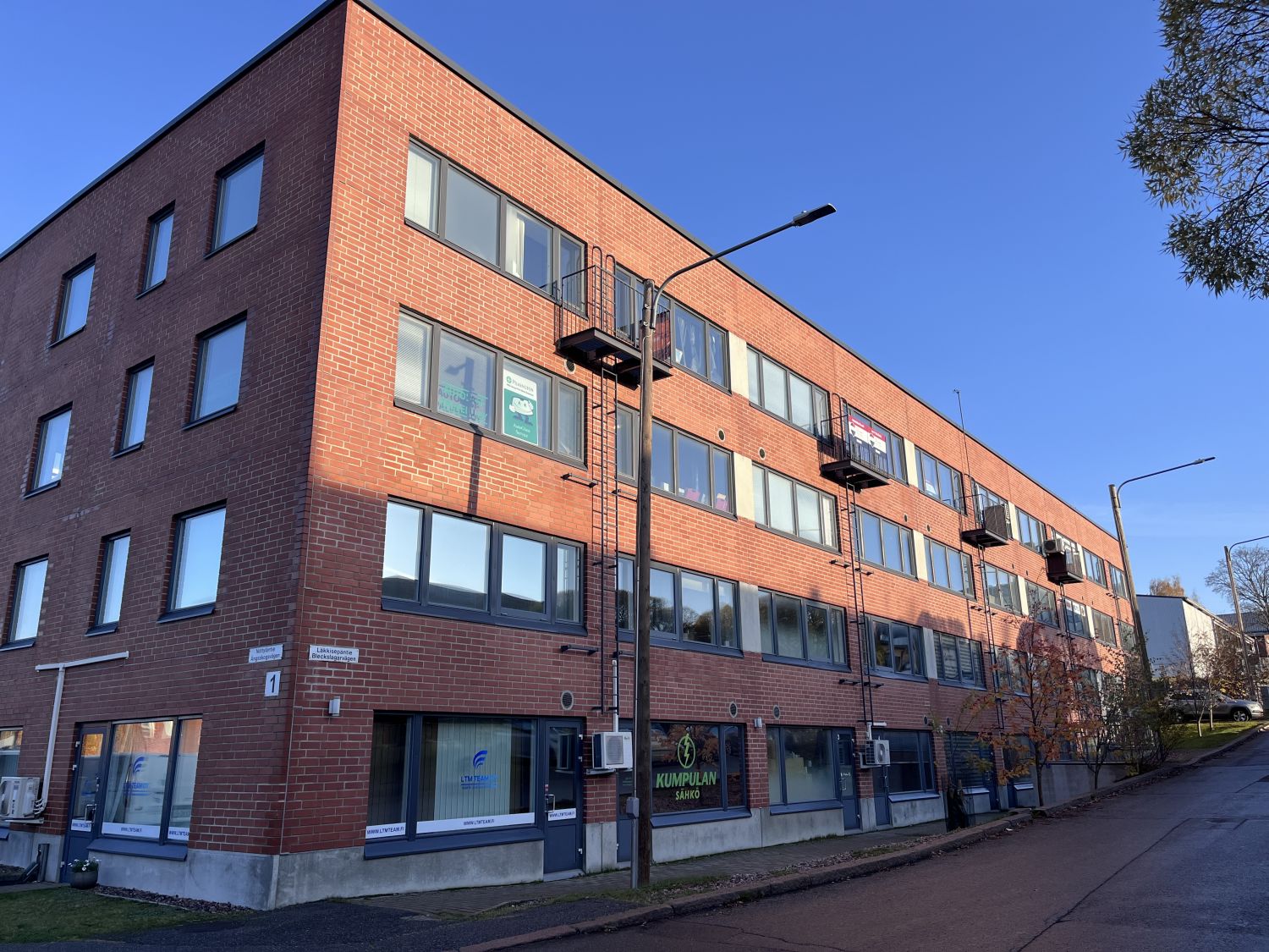 Hyvällä sijainnilla katutason läpitalon huoneisto. Kadunpuolelta ikkunallinen käyntiovi ja sisäpihalta iso tuplaovi, myös autolla. 