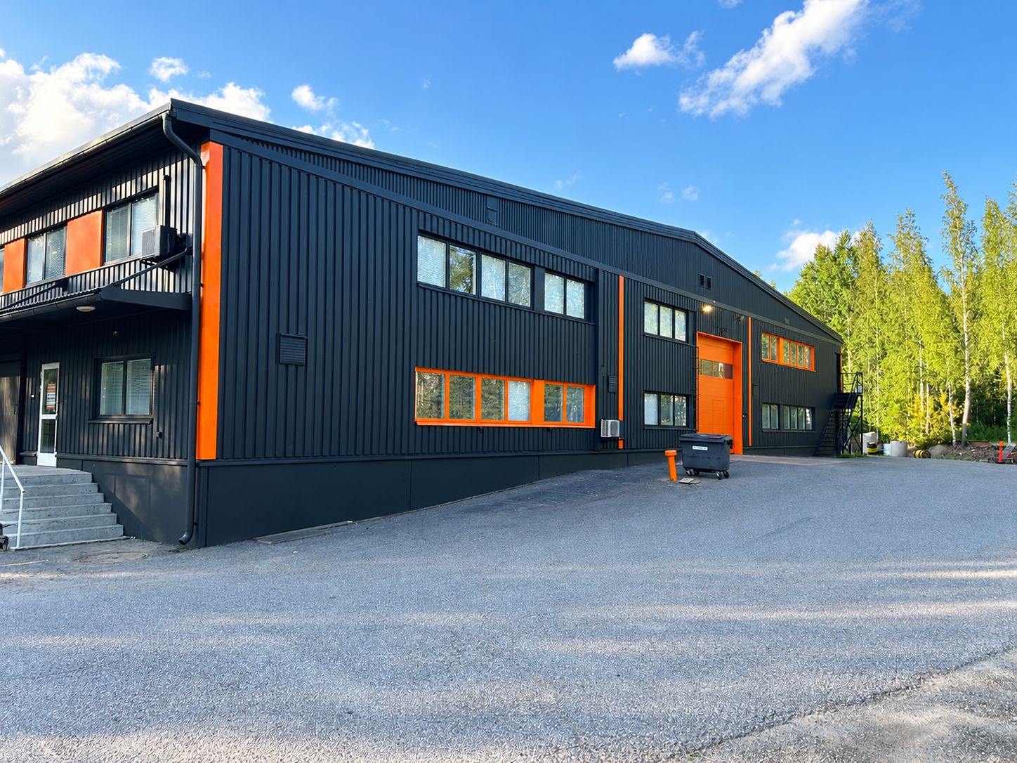 Vuokrataan erittäin hyvällä paikalla moottorien välittömässä läheisyydessä oleva tuotanto, varasto, liiketila, työtila t...
