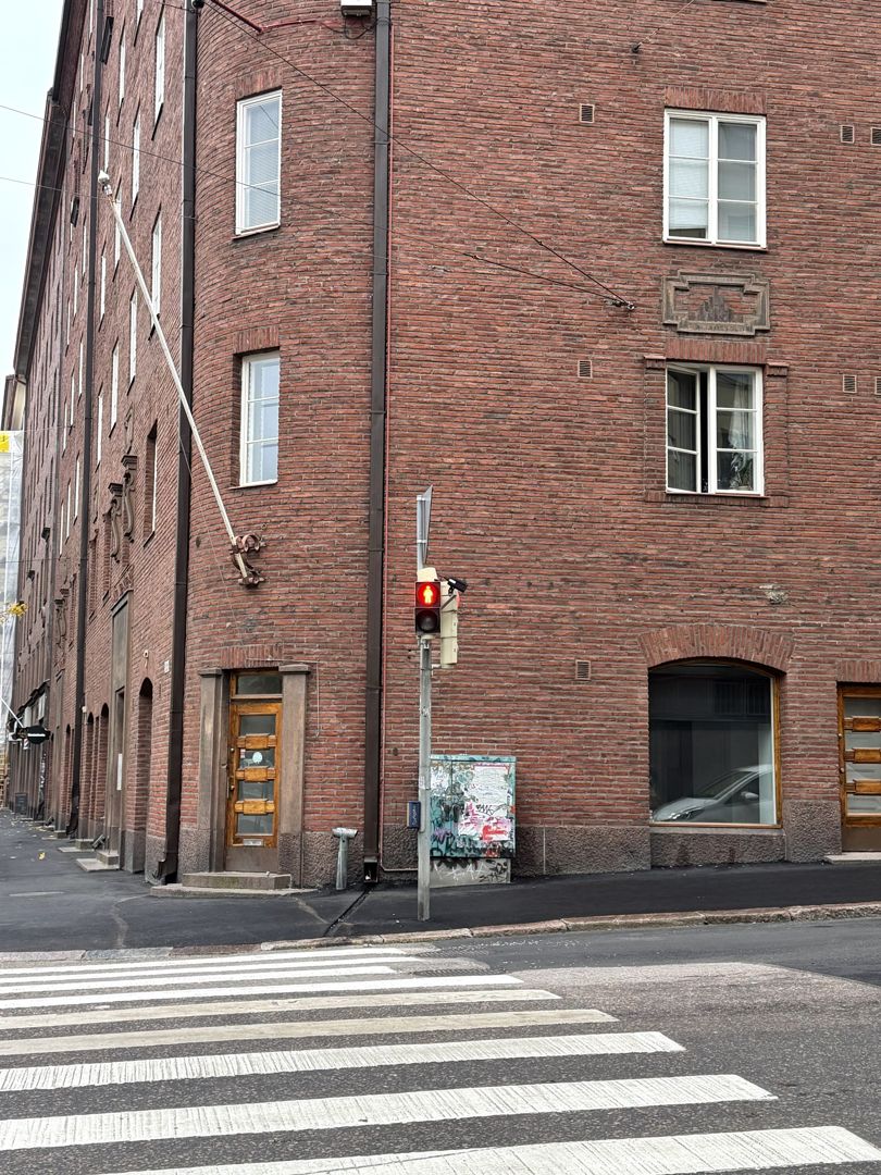 Vuokrattavana katutason 85 m2 kulmaliike-/toimistotila Harjun keskeisimmältä sijainnilta. Kokonaispinta-ala on 85 m2 lii...