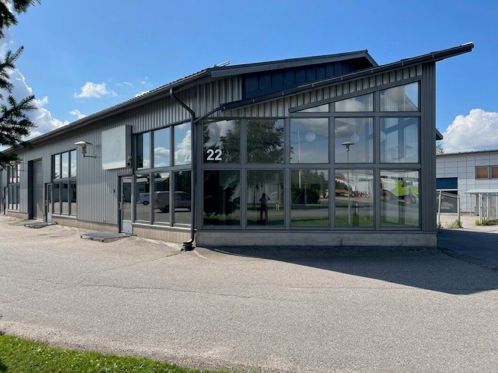 Halliosake 120 m².
Näyttävää yritystilaa Salon Meriniityssä. Nosto-ovi, 2 käyntiovea, toimisto, sosiaalitilat/keittiö.
E...