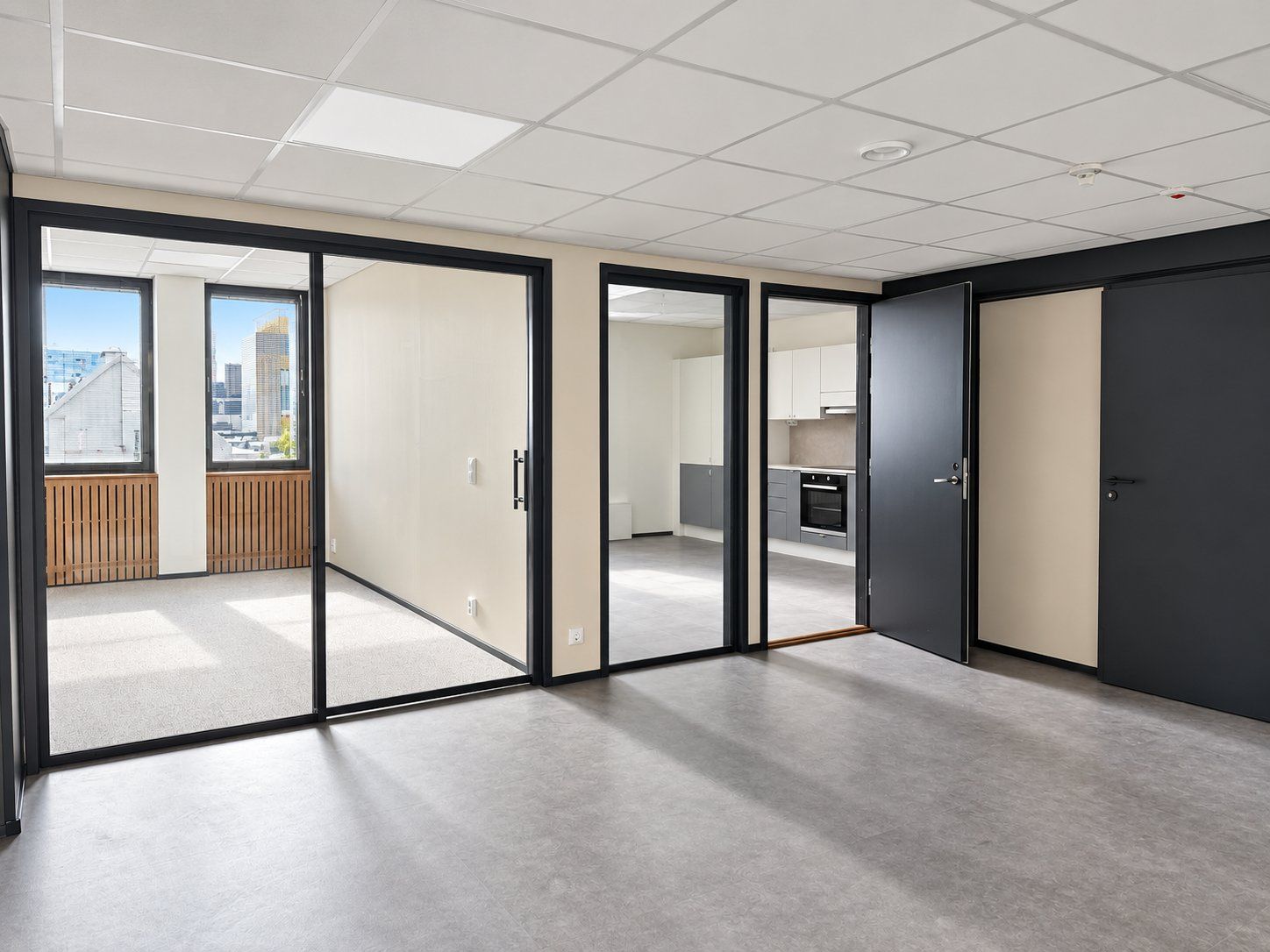 Vuokrataan uudistettu, valoisa 149 m² toimitila Tampereen ydinkeskustasta osoitteesta Hämeenkatu 5. Tila sijaitsee 3. ke...