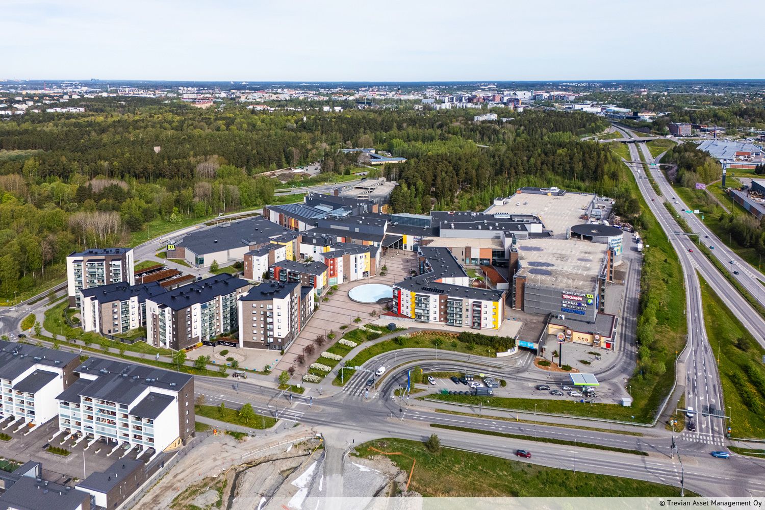 Vuokrataan 2. kerroksen liiketila Kauppakeskus Skanssissa. Tila voidaan jakaa tarvittaessa pienempiin kokonaisuuksiin. Sijainti vilkkaassa kauppakeskuksessa takaa erinomaisen näkyvyyden sekä jatkuvan asiakasvirran. Kohteella on loistava sijainti noin viiden kilometrin päässä Turun keskustasta.