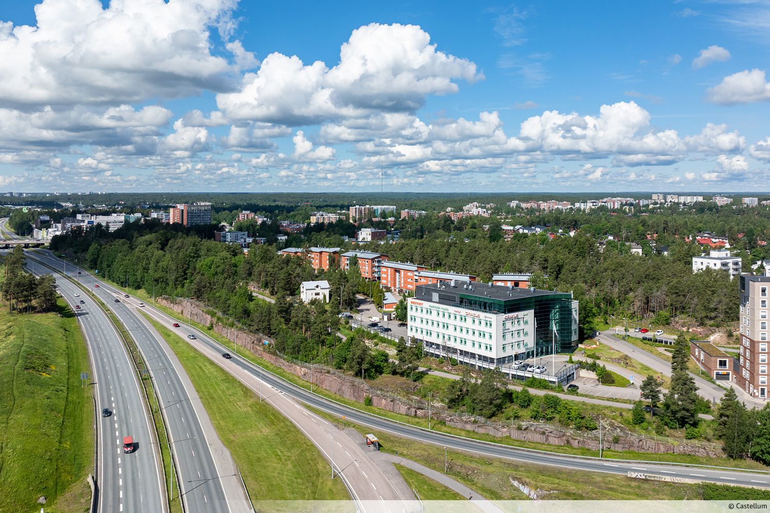 Siistiä toimistotilaa tarjolla modernissa Business Parkissa. Tilassa on korkea huonekorkeus ja tila on nykymuodossaan huonetoimistoa. Huoneita puretaan tarpeen mukaan ja tila remontoidaan ennen vuokraamista asiakkaan toiveiden mukaan. Ulkoikkunoiden lisäksi tilassa on toinen pitkä seinusta atriumin ...