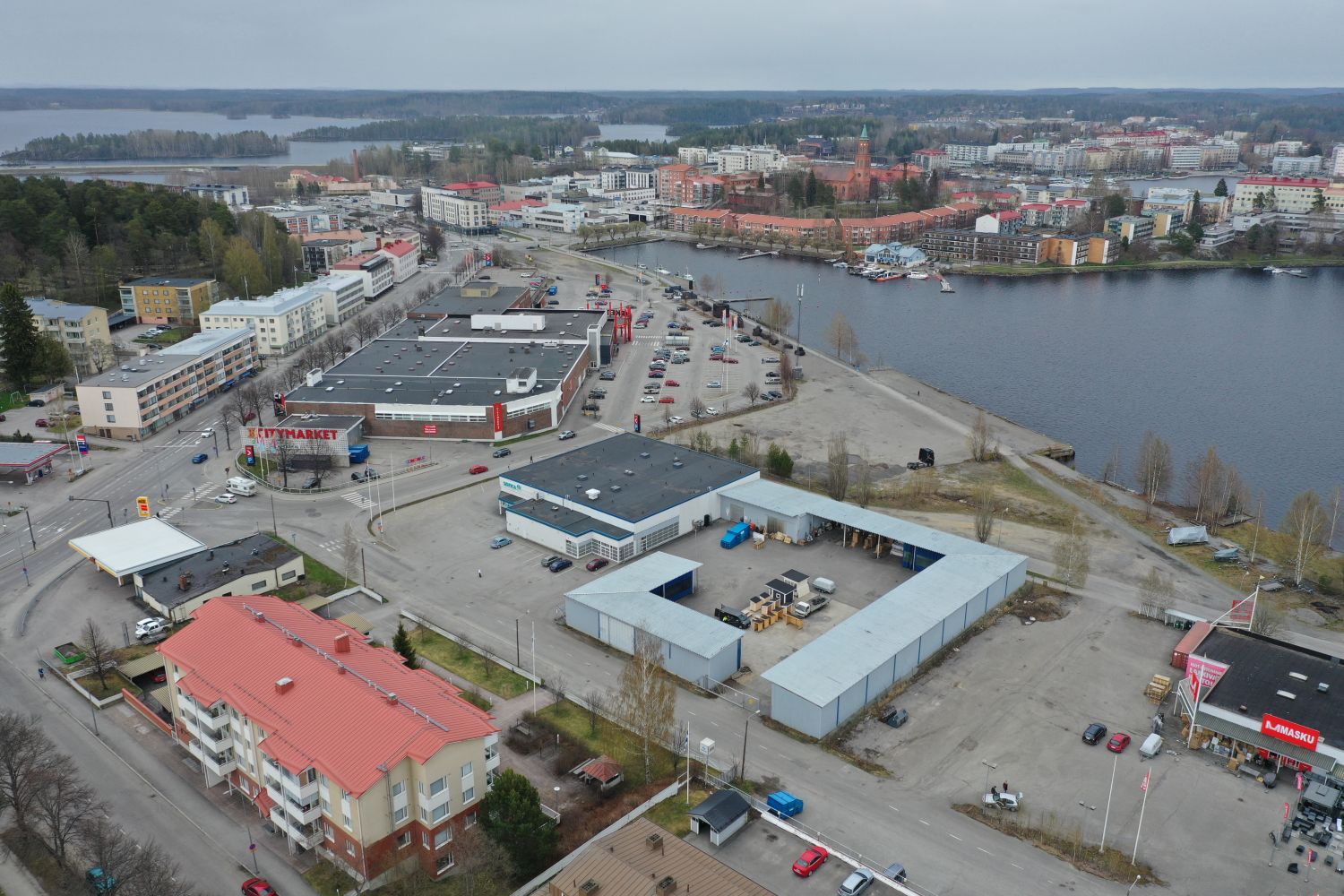 Heti vapaana erittäin hyvällä sijainnilla liiketilaa.
Lisäksi kiinteistön piha-alueella on noin 1000 m2 katostilaa.
Rake...