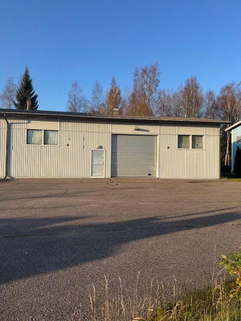 Hyvällä sijainnilla Ilolassa Vantaalla. Lahdentien ja Tuusulantien välissä. 200m2 hallitila 4.2met sisäkorkeudella. Täys...