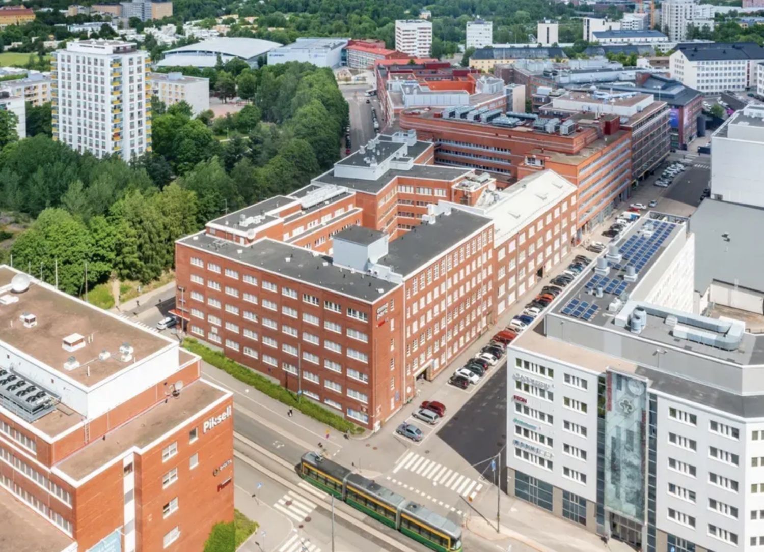 Vuokrataan 3. kerroksen siisti 302,5 m2 toimistotila. Tilassa useita erikokoisia työ-/neuvotteluhuoneita, pienikeittiö j...
