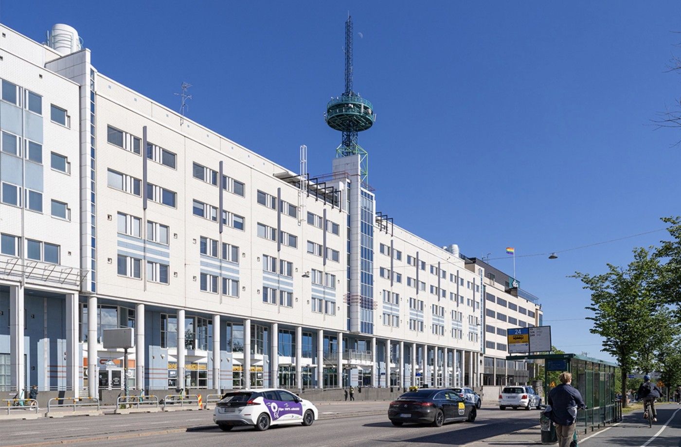 Vuokrataan noin 260 m2 myymälätilasta sekä 133 m2 varastotilasta koostuva pohjakerroksen toimitila Pasilassa. Tila sopii...