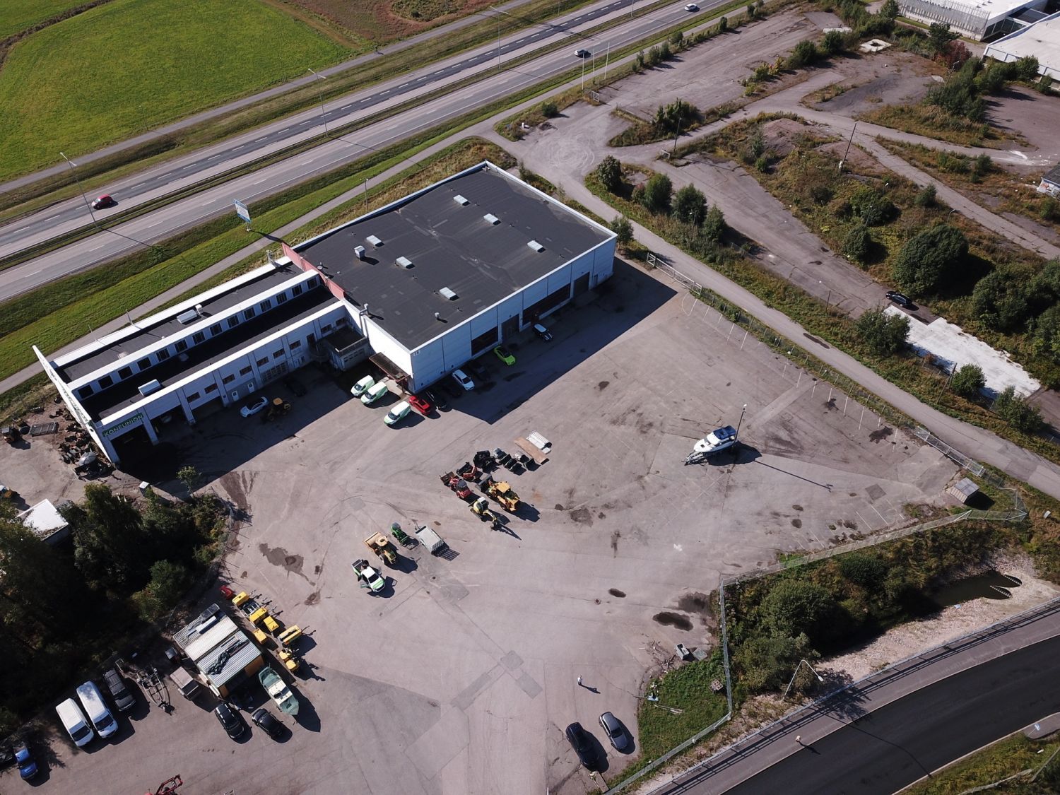 VUOKRATAAN 1948m²  TUOTANTO-/VARASTO-/TOIMISTO- JA PIHATILAA HYVÄLLÄ SIJAINNILLA KEHÄ 3:N VARRELLA, Juvankartanontie 15, 02920 EspooVuokrattavana monipuolinen tuotanto-, varasto- ja toimistokokonaisuus erinomaisella ja erittäin näkyvällä sijainnilla suoraan Kehä III:n varrella Espoossa. Kohde tarj...