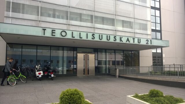 Rakennuksen sisäänkäynti osoitteessa Teollisuuskatu 21.